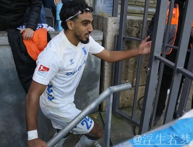 球员庆祝时跳广告牌 掉到1层楼高的深坑：希特勒在任时德国人挖的