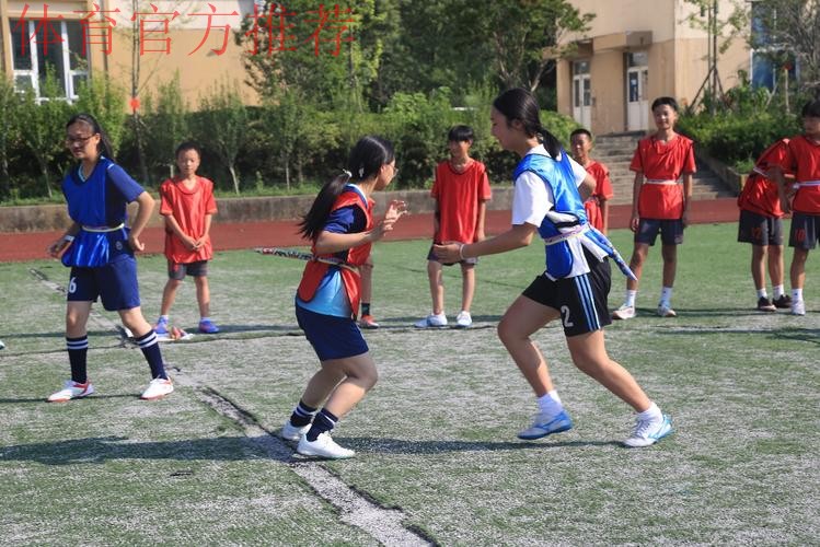 挥汗球场 筑梦绿茵 中国足协女足进校园公益活动在青川县木鱼初级中学顺利举行